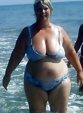 Sensual older momma is spreading her legs on pics