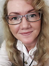 All-natural older whore gets naked