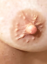 All-natural experienced mistress is posing seminaked