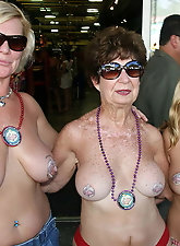 Whore is fingering herself