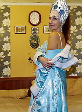 My shaved pussy will be fisted