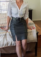 Staggering mature damsel is posing totally nude