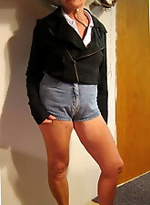 Sexy-shaped gilf shows her tricks