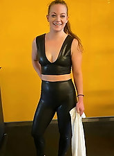 Amateur MILF Lexie in very thight leather pants