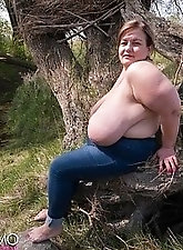 French experienced strumpets are posing outdoors