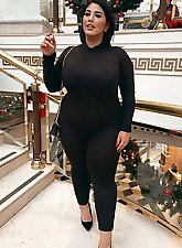 Older mom is spreading her lips for money