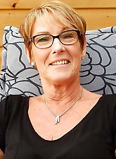 Juicy mom is playing herself