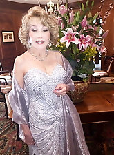 Fatty mature tart wants to undress the boyfriend