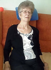 Extravagant mature chick is fingering her warm vagina