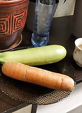 Blondie strumpet is giving head